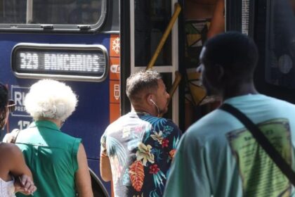 Ônibus vazio em ponto de parada durante segundo turno das eleições 2026