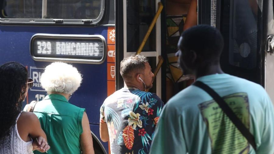 Ônibus vazio em ponto de parada durante segundo turno das eleições 2026