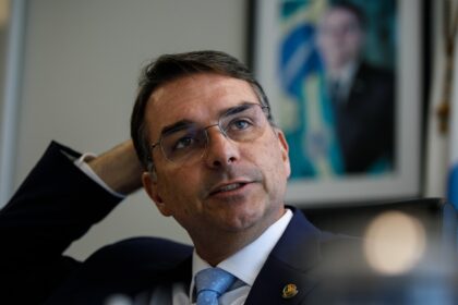 Senador Flávio Bolsonaro e símbolos de apostas online com logotipo STF e Polícia Federal
