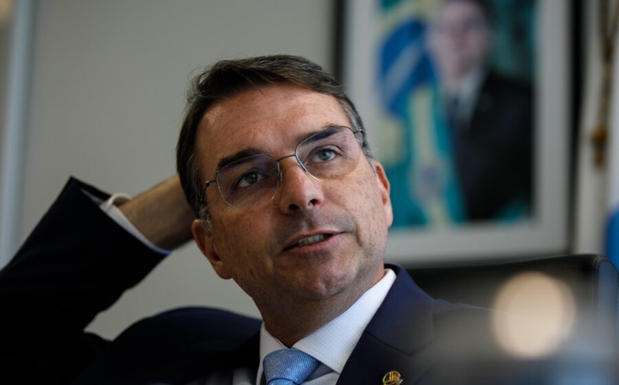 Senador Flávio Bolsonaro e símbolos de apostas online com logotipo STF e Polícia Federal