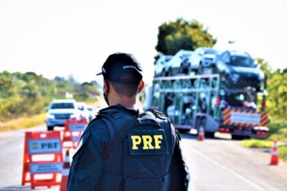 Viaturas da PRF em bloqueio na rodovia BR durante Operação Eleições 2026 no Maranhão
