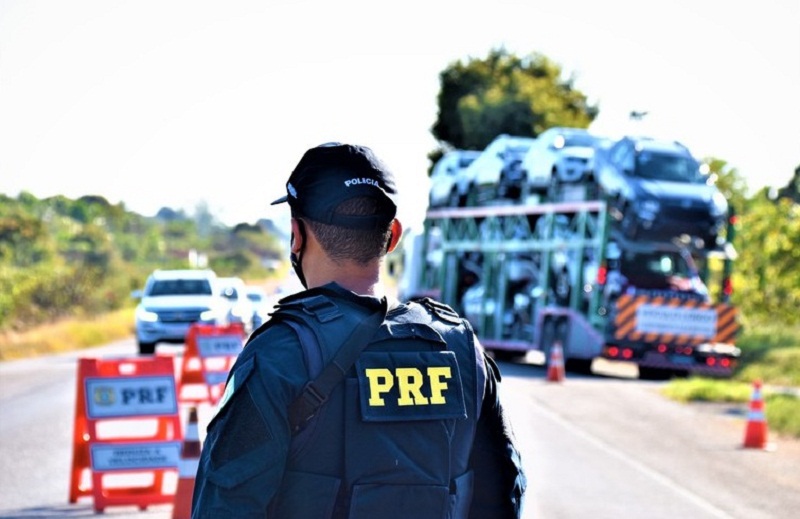 Viaturas da PRF em bloqueio na rodovia BR durante Operação Eleições 2026 no Maranhão