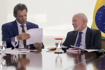 Gráfico da dívida pública brasileira em 82,9% do PIB com silhueta de Lula e símbolo de real