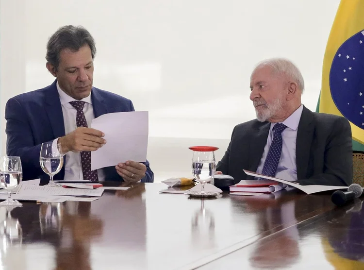 Gráfico da dívida pública brasileira em 82,9% do PIB com silhueta de Lula e símbolo de real