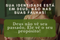 Padre batizando bebê gêmeo em igreja, cerimônia religiosa com erro de identidade