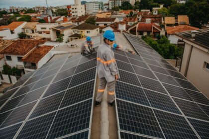 Painéis solares em fábrica de cimento no Paquistão, queda 98% preço