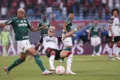 Jogadores do Palmeiras comemoram gol na vitória por 2 a 0 sobre Bragantino que garantiu liderança do Brasileirão