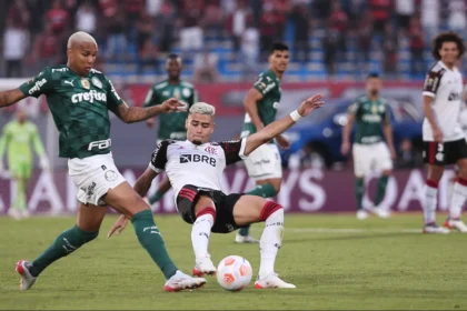Jogadores do Palmeiras comemoram gol na vitória por 2 a 0 sobre Bragantino que garantiu liderança do Brasileirão