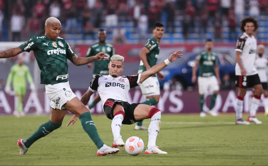 Jogadores do Palmeiras comemoram gol na vitória por 2 a 0 sobre Bragantino que garantiu liderança do Brasileirão