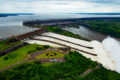 Usina de Itaipu com servidores de IA em primeiro plano, simbolizando disputa por energia entre Brasil e Paraguai