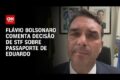 Foto do senador Flávio Bolsonaro em plenário, sobreposta a ícone de passaporte brasileiro retido e martelo judicial