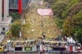 Manifestantes bolsonaristas e lulistas confrontam-se na Paulista, com bandeiras e cartazes diante do MASP
