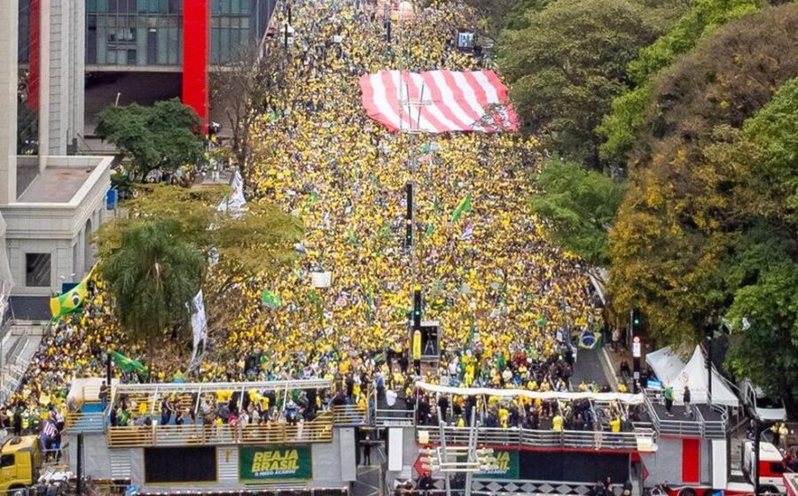Manifestantes bolsonaristas e lulistas confrontam-se na Paulista, com bandeiras e cartazes diante do MASP