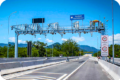 Gantry de pedágio free flow na Dutra com caminhões e carros nas pistas expressas