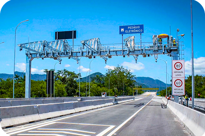 Gantry de pedágio free flow na Dutra com caminhões e carros nas pistas expressas