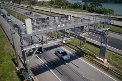 Pórtico eletrônico de pedágio free flow no km 37 da Rodovia dos Imigrantes