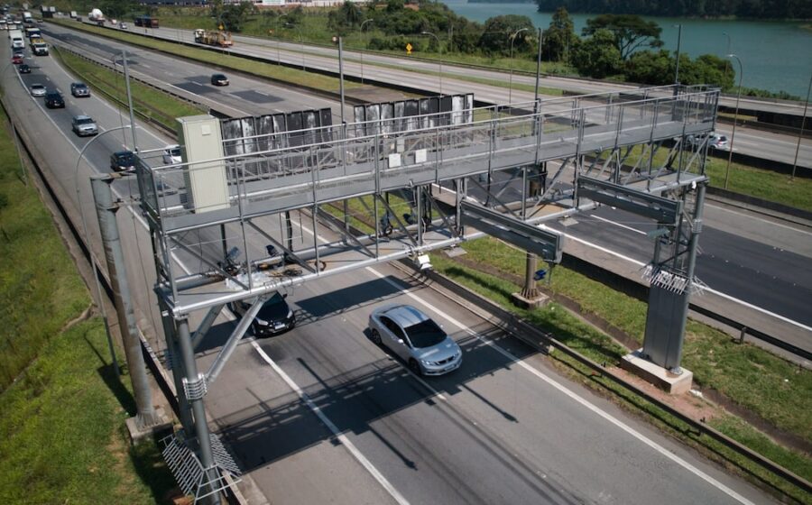 Pórtico eletrônico de pedágio free flow no km 37 da Rodovia dos Imigrantes