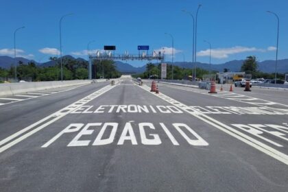 Praça de pedágio na BR-050 com placa indicando nova tarifa de R$ 14,50 para automóveis