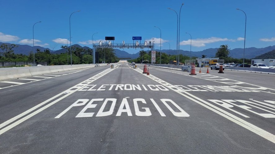 Praça de pedágio na BR-050 com placa indicando nova tarifa de R$ 14,50 para automóveis