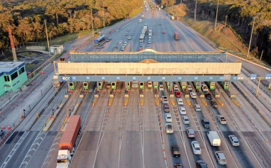 Pórtico de pedágio eletrônico na rodovia Rio-Santos com sinalização de valores atualizados
