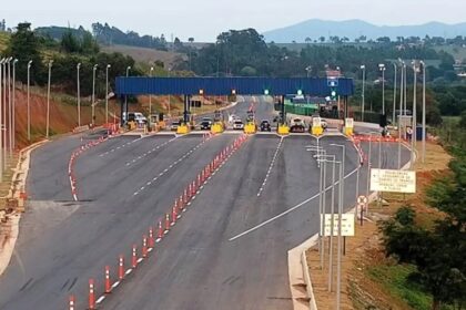 Praça de pedágio da EPR Triângulo em Minas Gerais com cancela e placa de valor reajustado para R$ 14,50