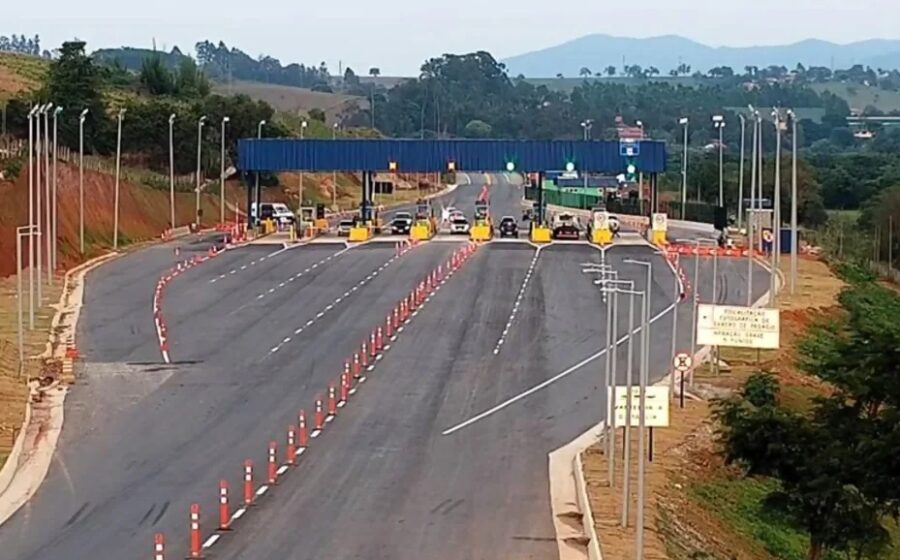 Praça de pedágio da EPR Triângulo em Minas Gerais com cancela e placa de valor reajustado para R$ 14,50