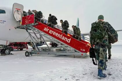 Freezer militar com display digital mostrando modo degelo anômalo durante ataque cibernético
