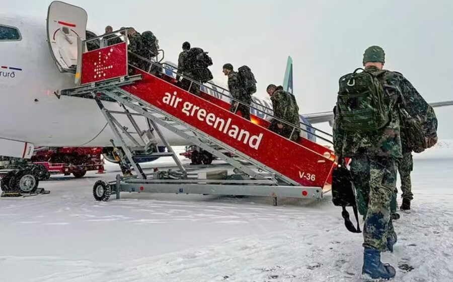 Freezer militar com display digital mostrando modo degelo anômalo durante ataque cibernético