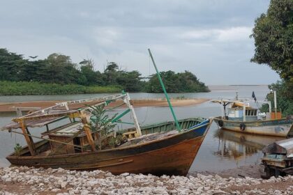 Foz do Rio Doce no Espírito Santo com barcos de pesca artesanal liberados após 10 anos de proibição