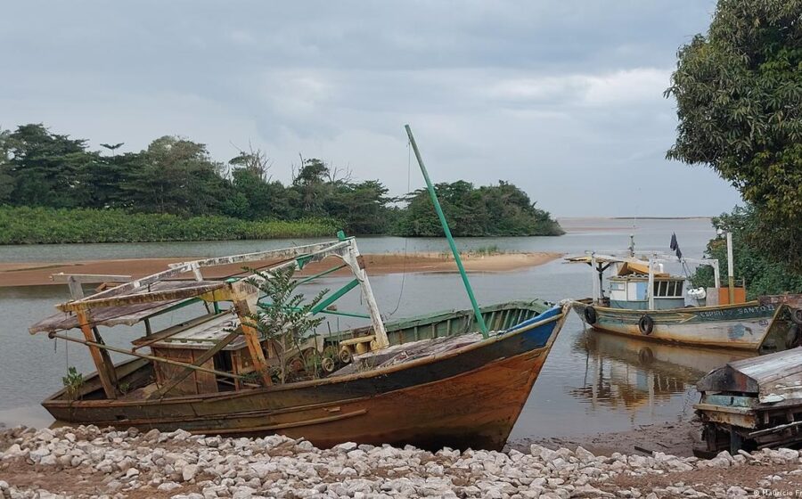 Foz do Rio Doce no Espírito Santo com barcos de pesca artesanal liberados após 10 anos de proibição