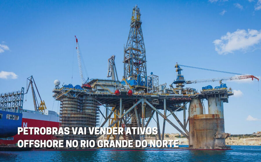 Flávio Bolsonaro em discurso sobre Petrobras com gráficos de mercado ao fundo