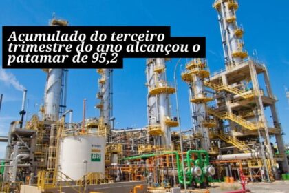 Refinaria da Petrobras operando em alta capacidade com tanques e torres de destilação industriais
