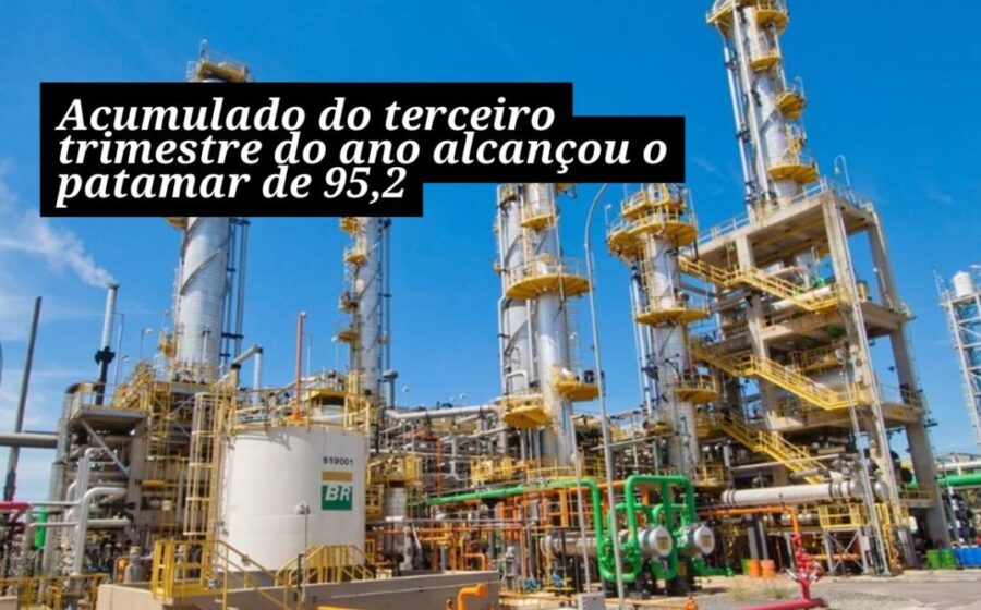 Refinaria da Petrobras operando em alta capacidade com tanques e torres de destilação industriais