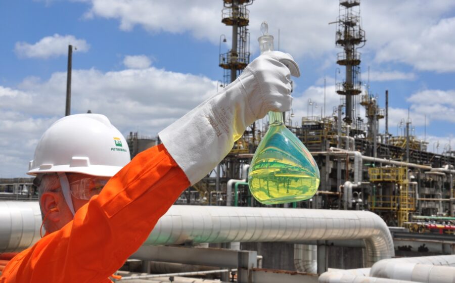 Bomba de combustível Petrobras com sobreposição gráfica de R$ 16 bi em subsídios