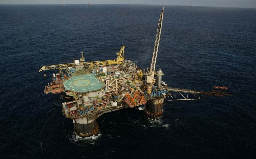 Plataforma de perfuração offshore Petrobras em águas ultraprofundas na margem equatorial brasileira