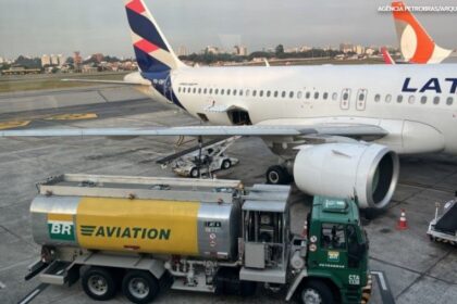 Refinaria Duque de Caxias da Petrobras produzindo combustível sustentável de aviação SAF com menor pegada de carbono