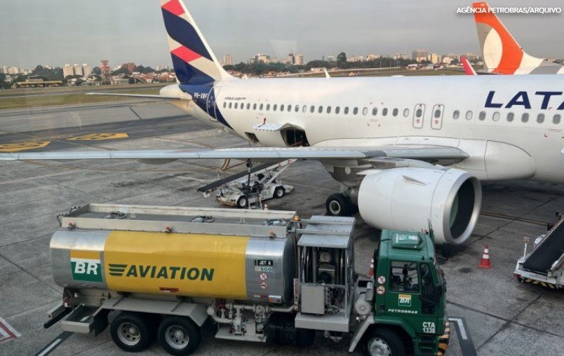 Refinaria Duque de Caxias da Petrobras produzindo combustível sustentável de aviação SAF com menor pegada de carbono