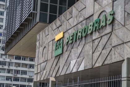 Magda Chambriard presidente Petrobras entrevista declaração compra ações queda 10%