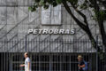 Gráfico de ações da Petrobras mostrando queda de 10% na bolsa de valores brasileira