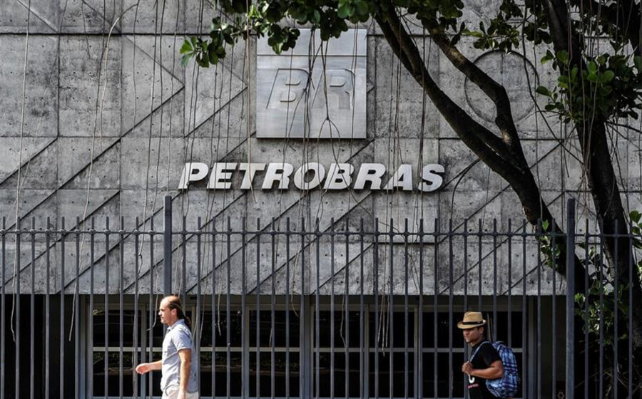 Gráfico de ações da Petrobras mostrando queda de 10% na bolsa de valores brasileira