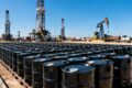 Gráfico de preço do petróleo Brent a US$ 115 com petroleiros no Golfo Pérsico ao fundo