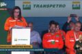 Magda Chambriard, presidente da Petrobras, diante de gráfico mostrando petróleo a US$ 117 por barril devido a tensões no Oriente Médio