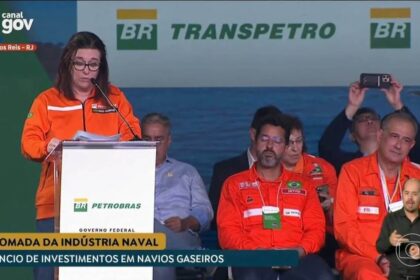 Magda Chambriard, presidente da Petrobras, diante de gráfico mostrando petróleo a US$ 117 por barril devido a tensões no Oriente Médio
