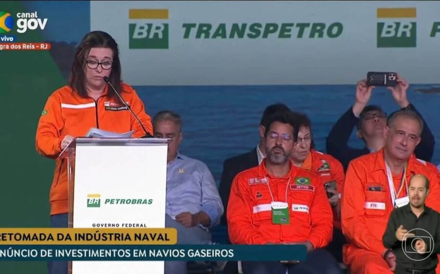 Magda Chambriard, presidente da Petrobras, diante de gráfico mostrando petróleo a US$ 117 por barril devido a tensões no Oriente Médio