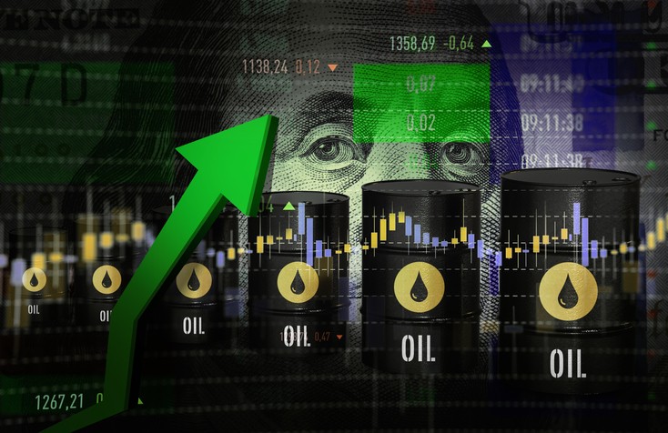Gráfico de preço do petróleo Brent subindo para US$ 113 com petroleiro no Estreito de Ormuz