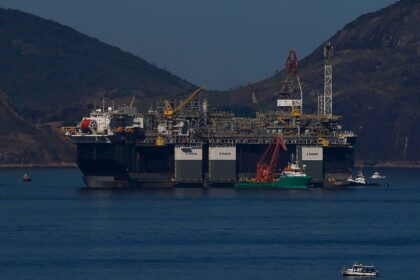 Petróleo Brent acima de US$ 112 após ataque em Dammam força evacuação da sede da Aramco no Mar Vermelho