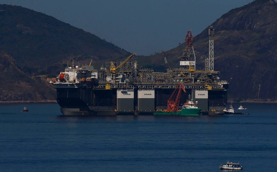 Petróleo Brent acima de US$ 112 após ataque em Dammam força evacuação da sede da Aramco no Mar Vermelho