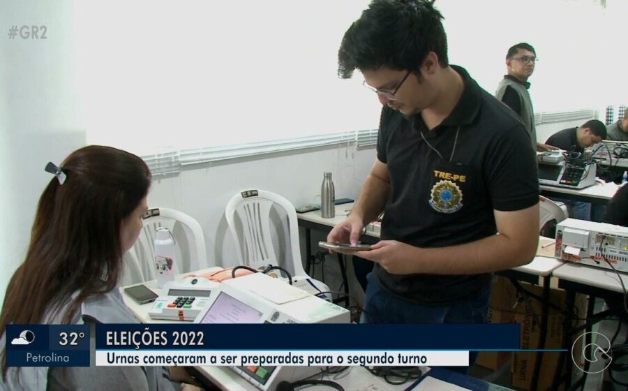 Eleitores na fila para votar no segundo turno em Petrolina, Pernambuco, urna eletrônica em destaque