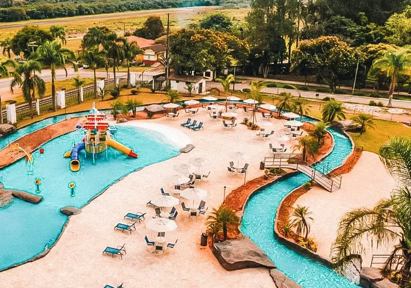 Piscina de hotel com ralos duplos de segurança e sistema de filtragem desligado conforme nova norma dos Bombeiros MS