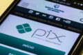 Celular realizando pagamento Pix por aproximação com símbolo de limite removido e valor acima de R$ 500